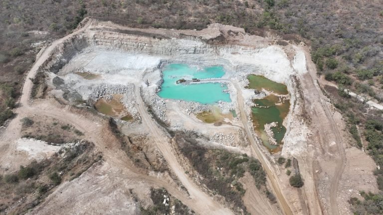 Vue aérienne d'une carrière à ciel ouvert et de ses bassins au milieu de la brousse