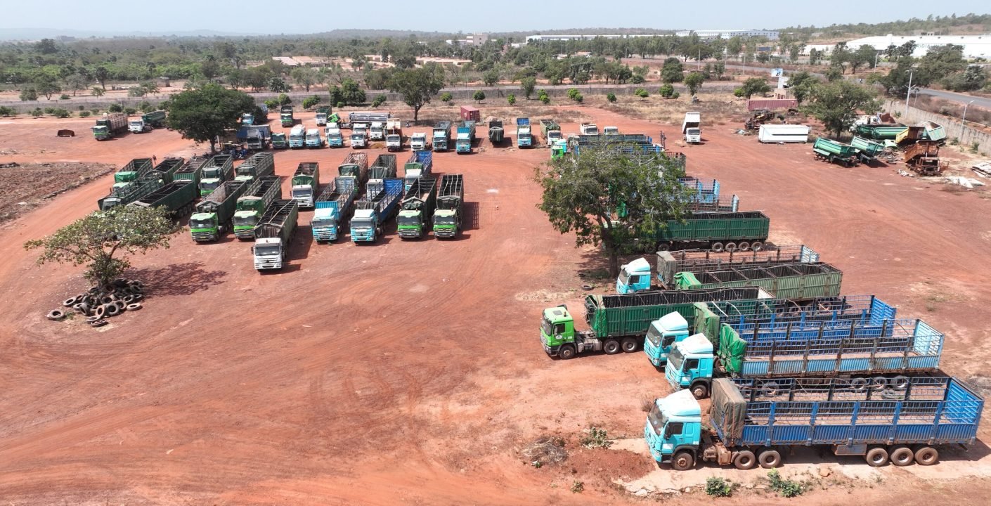 Camions et remorques chargés sur un parc logistique
