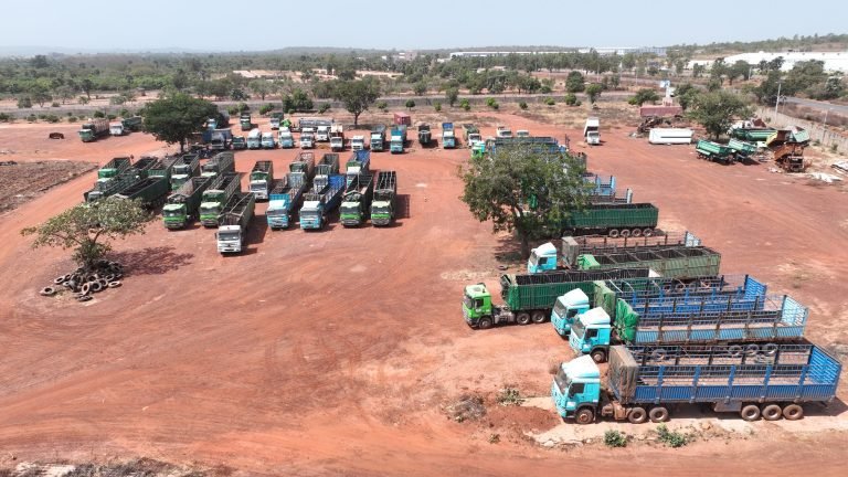 Camions et remorques chargés sur un parc logistique
