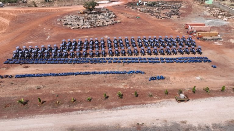 Parc de tracteurs du groupe près de Bobo-Dioulasso : vue large du terrain et de ses rangées de tracteurs bleus, vue aérienne de janvier 2026