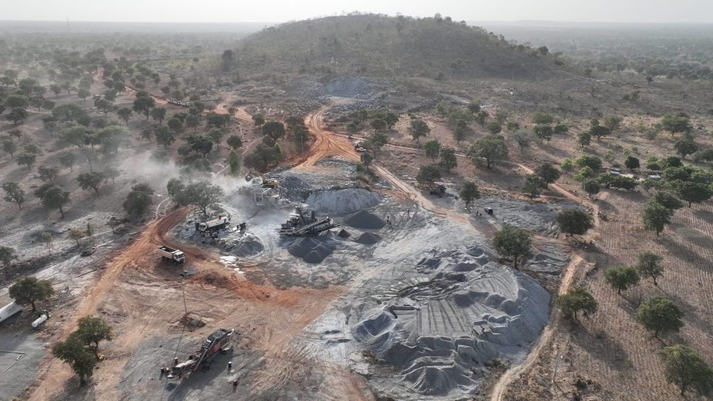 Vue aérienne d'un site d'exploitation au pied des collines